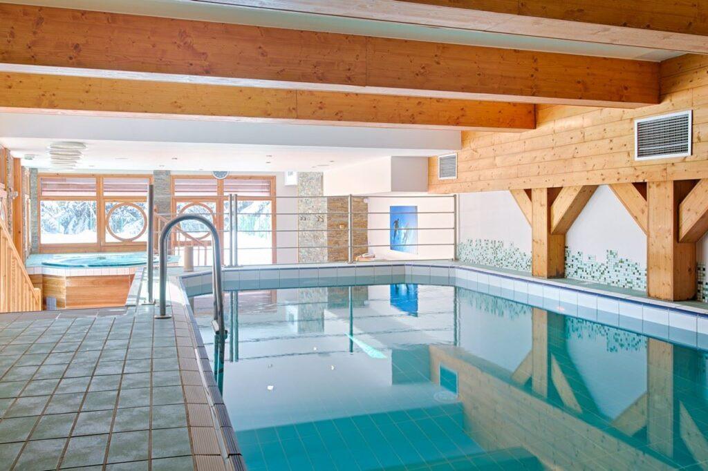 hotel-le-golf-1lieu1salle-salle-conference-piscine.jpg