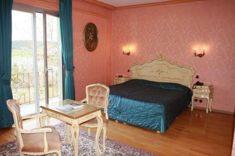 hotel-le-lac-1lieu1salle-chambre.jpg