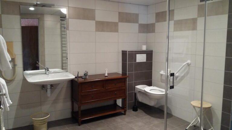 hotel-le-lac-1lieu1salle-sdb.jpg
