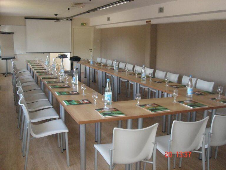 hotel-les-dryades-golf-et-spa-1lieu1salle-hotel-restaurant-salle-de-conference.jpg