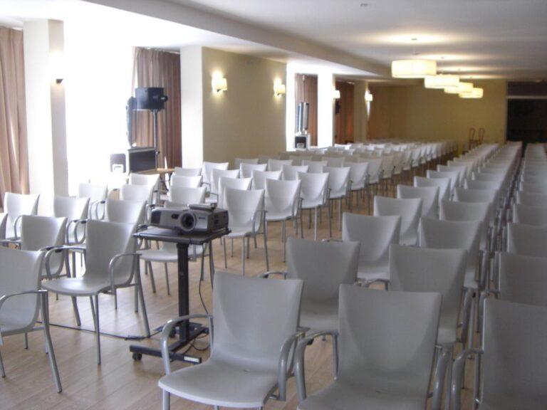 hotel-les-dryades-golf-et-spa-1lieu1salle-hotel-restaurant-salle-de-reunion.jpg