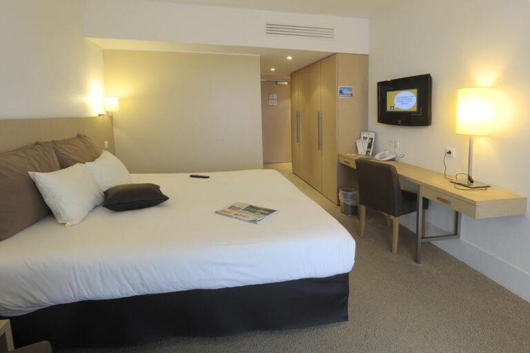 hotel-les-rives-du-ter-1lieu1salle-hotel-restaurant-conference-chambre.jpg