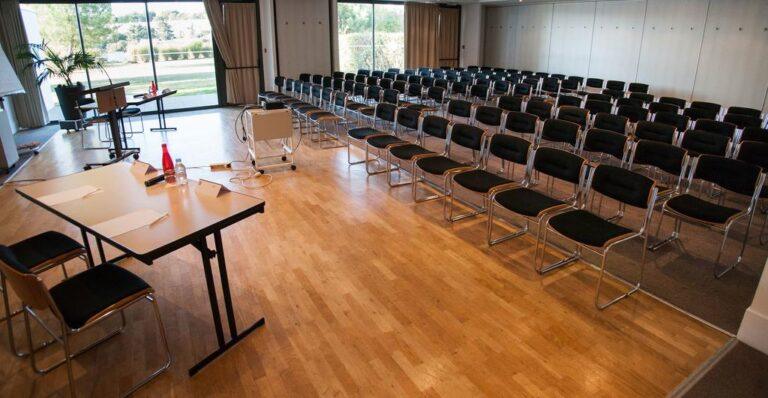 hotel-les-rives-du-ter-1lieu1salle-hotel-restaurant-salle-de-reunion.jpg