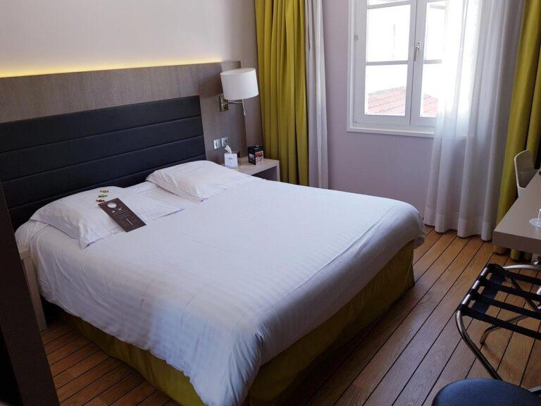 hotel-les-tuileries-1lieu1salle-chambre2.jpg