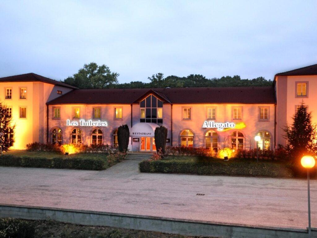 hotel-les-tuileries-1lieu1salle-hotel-nuit.jpg