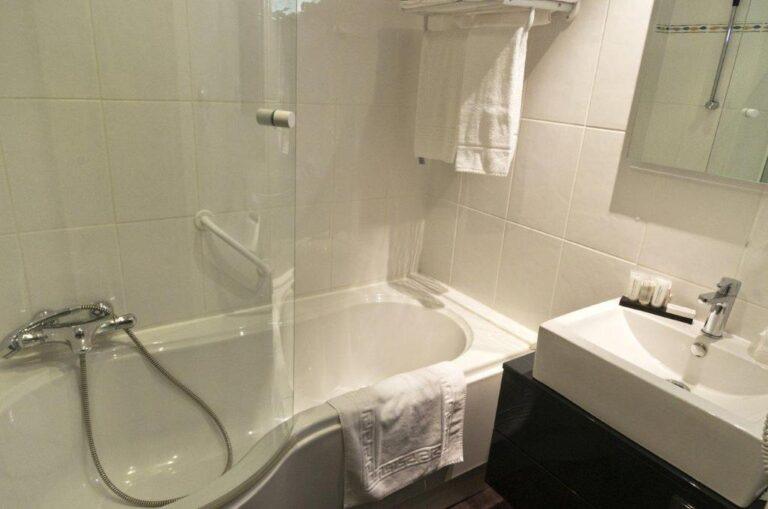 hotel-les-tuileries-1lieu1salle-sdb.jpg