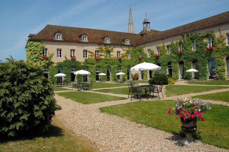 hotel-les-ursulines-1lieu1salle-batiment.jpg