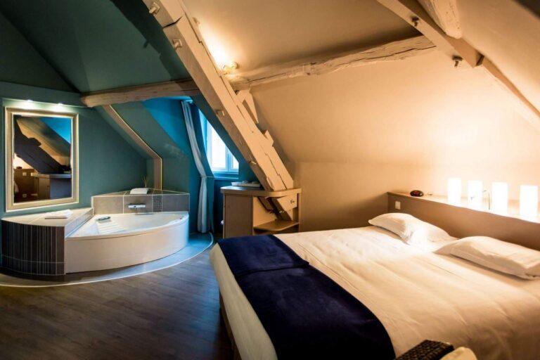hotel-les-ursulines-1lieu1salle-chambre.jpg