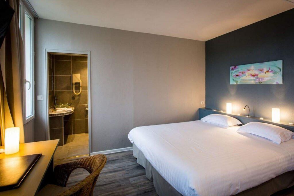 hotel-les-ursulines-1lisu1salle-chambre3.jpg