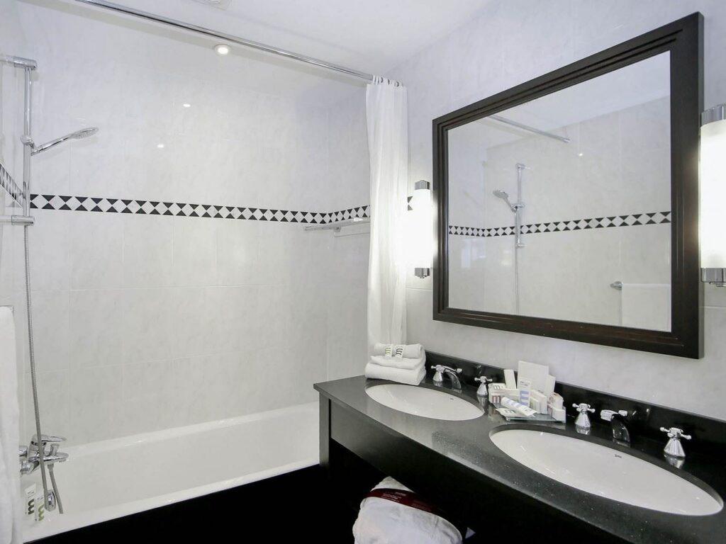 hotel-mercure-la-baule-majestic-1lieu1salle-salle-de-bain-1.jpg