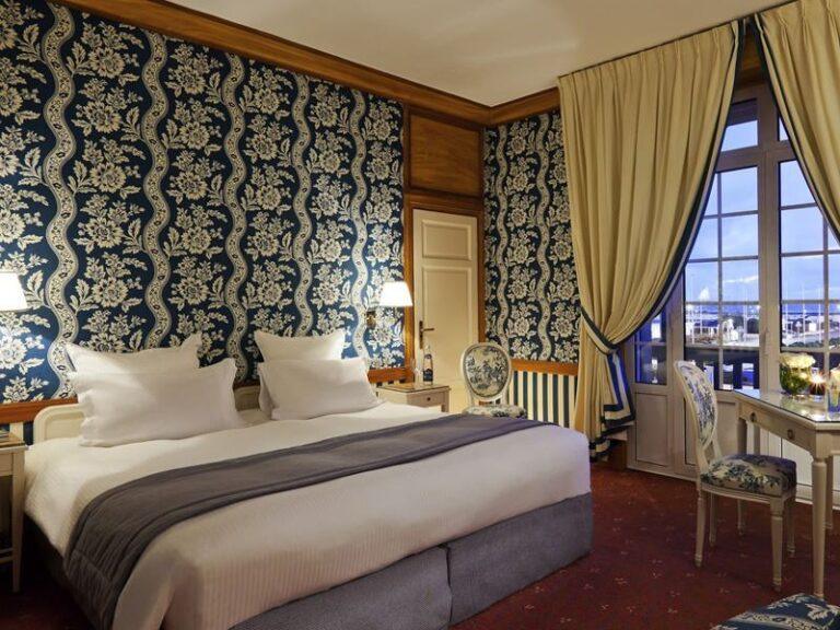 hotel-normandy-barriere-1lieu1salle-reunions-chambre.jpg