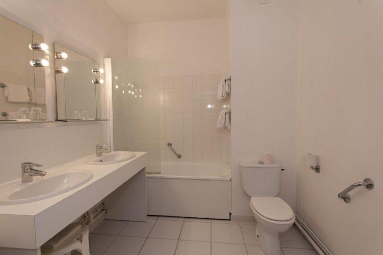 hotel-paradis-lourdes-1lieu1salle-restaurant-reunion-salle-de-bain.jpg