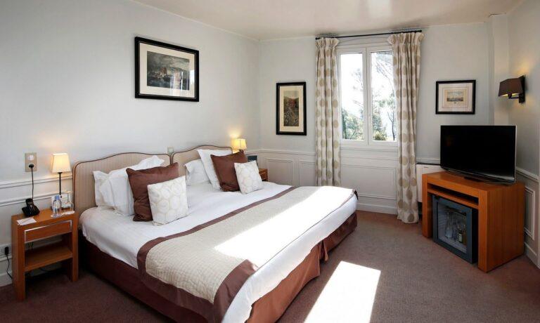 hotel-pigonnet-1lieu1salle-reunions-chambre.jpg