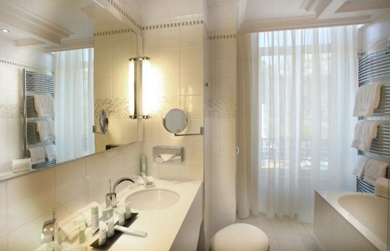 hotel-princesse-flore-1lieu1salle-hotel-restaurant-salle-de-bain.jpg