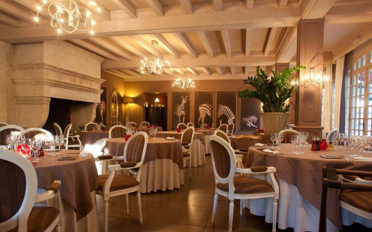 hotel-vallon-de-valrugues-1lieu1salle-conference-table.jpg