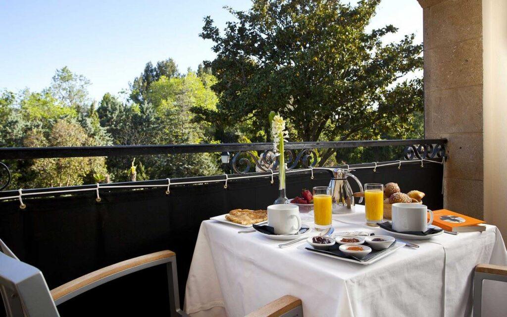 hotel-vallon-de-valrugues-1lieu1salle-convention-terrasse.jpg