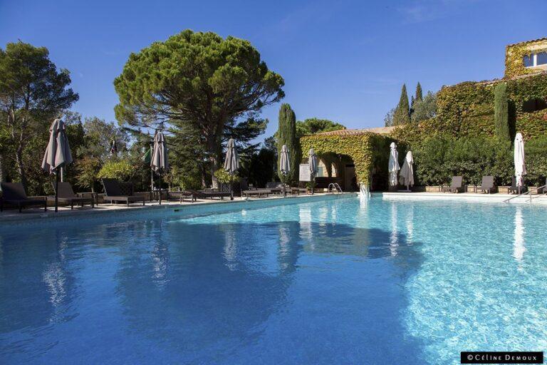 hotel-vallon-de-valrugues-1lieu1salle-reunion-piscine.jpg