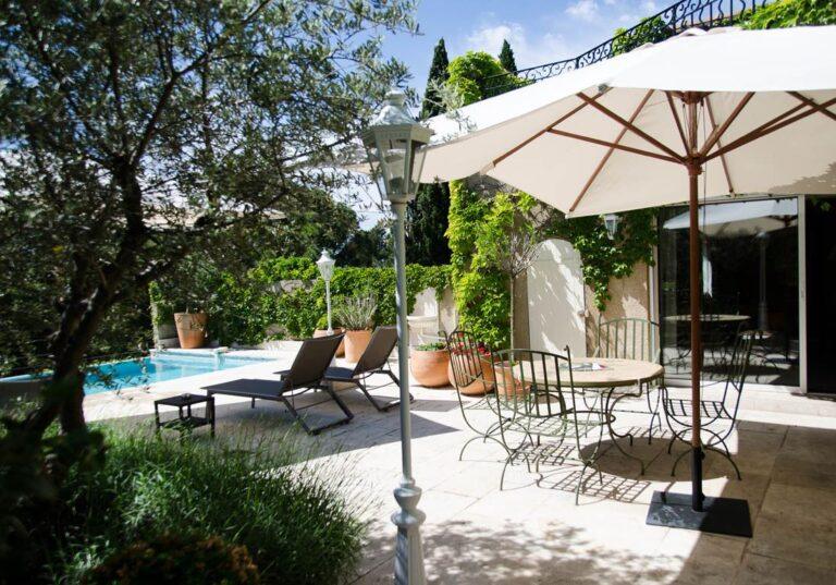 hotel-vallon-de-valrugues-1lieu1salle-reunions-terrasse.jpg