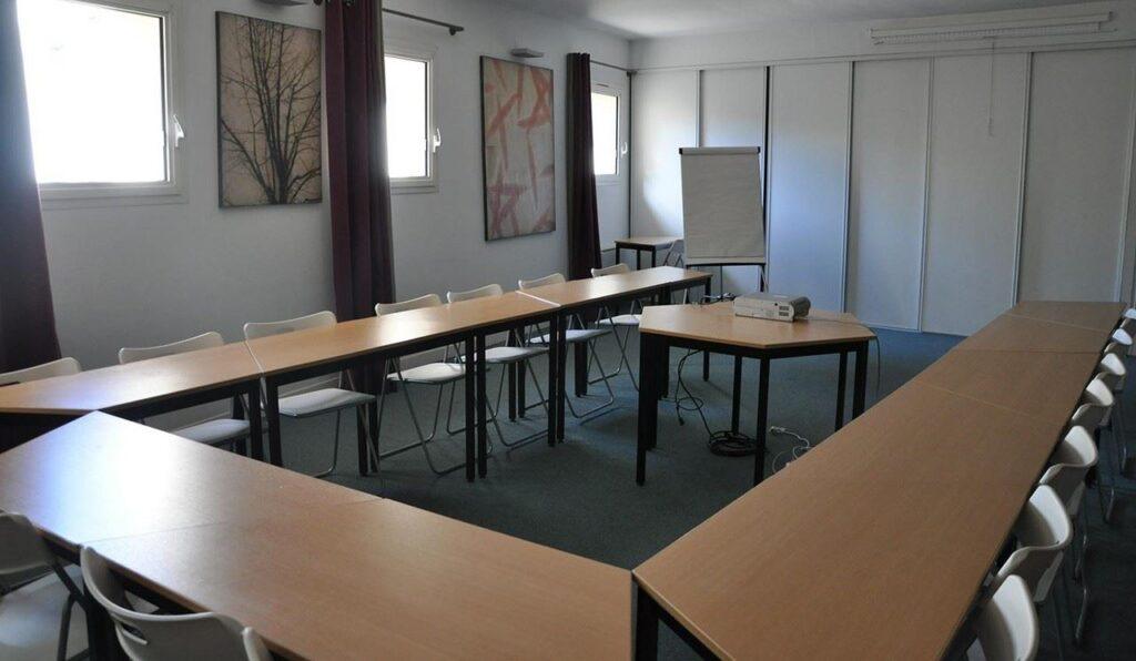 hotel-vallon-de-valrugues-1lieu1salle-salle-de-convention.jpg