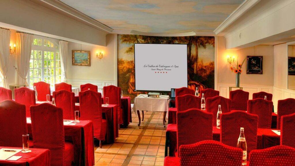 hotel-vallon-de-valrugues-1lieu1salle-salle-de-reunion.jpg
