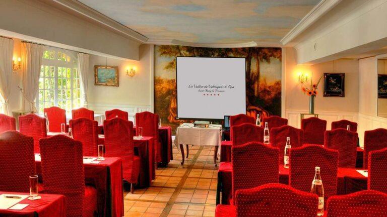 hotel-vallon-de-valrugues-1lieu1salle-salle-de-reunion.jpg