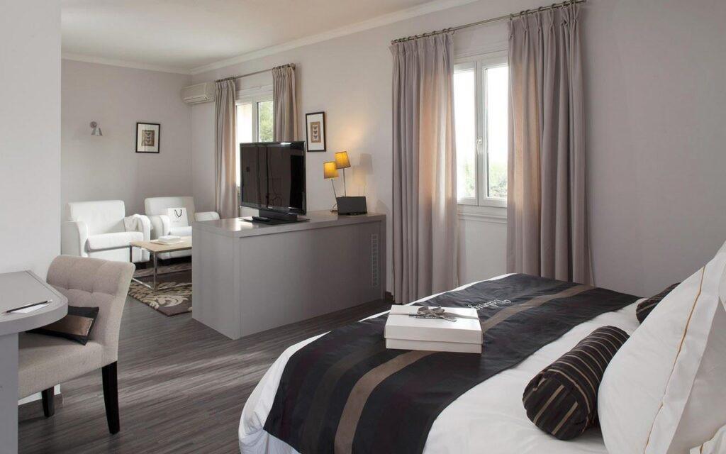 hotel-vallon-de-valrugues-1lieu1salle-seminaire-chambre.jpg