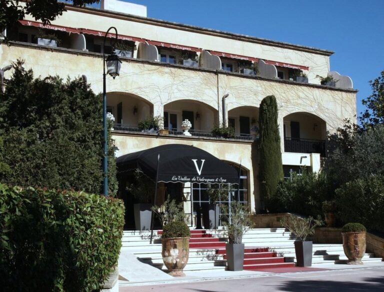 hotel-vallon-de-valrugues-1lieu1salle-seminaire-facade.jpg