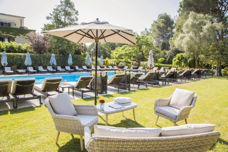 hotel-vallon-de-valrugues-1lieu1salle-seminaires-jardin.jpg