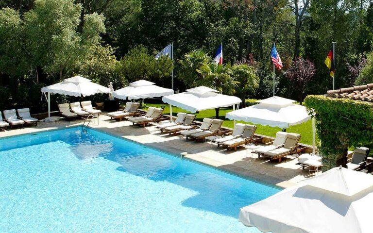 hotel-vallon-de-valrugues-1lieu1salle-seminaires-piscine.jpg