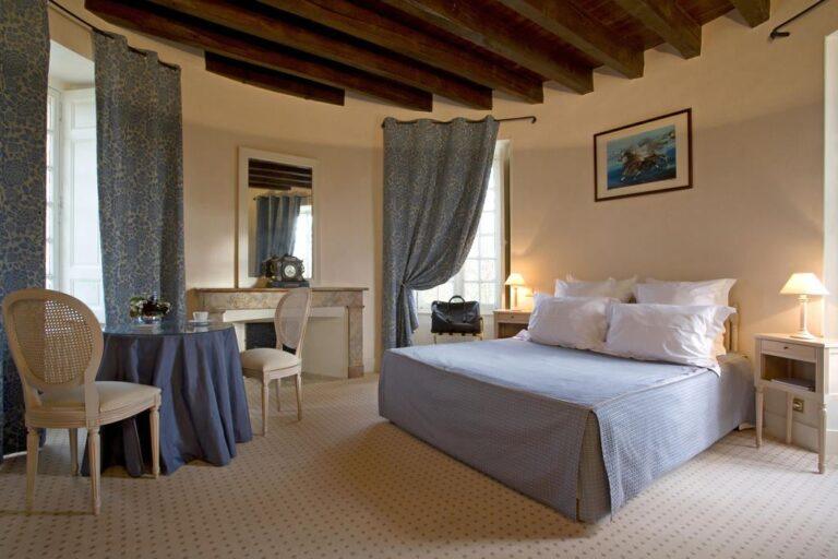 hotel-golf-des-7-tours-1lieu1salle-conference-chambre.jpg