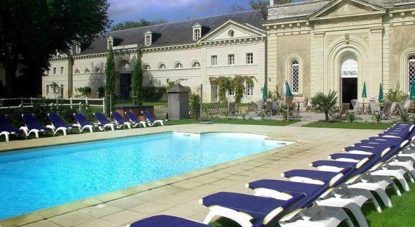 hotel-golf-des-7-tours-1lieu1salle-conference-piscine.jpg