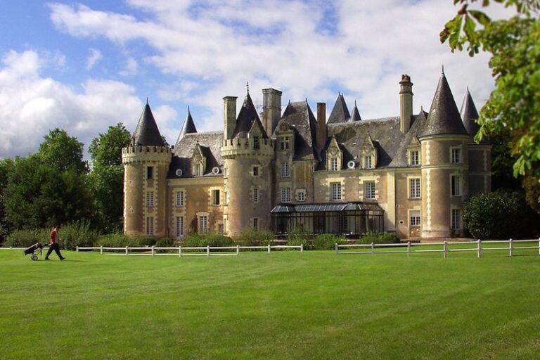 hotel-golf-des-7-tours-1lieu1salle-convention-facade.jpg