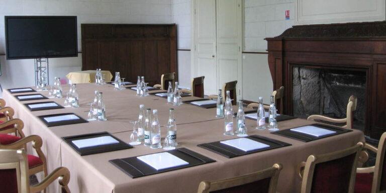 hotel-golf-des-7-tours-1lieu1salle-salle-de-reunion-seminaire.jpg