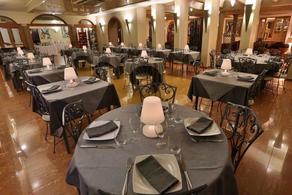 hotel-ostella-spa-restaurant-1lieu1salle-seminaires-salle-a-manger.jpg