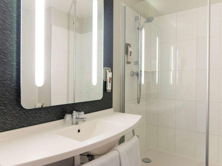ibis-laval-le-relais-d-armor-1lieu1salle-restaurant-hotel-evenements-salle-de-bain.jpg
