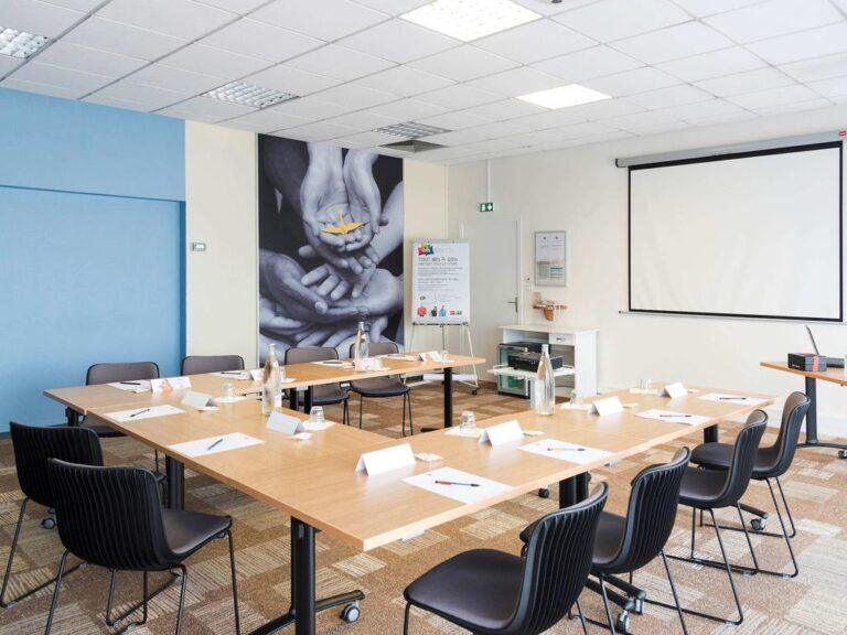 ibis-laval-le-relais-d-armor-1lieu1salle-restaurant-hotel-salle-de-conference.jpg