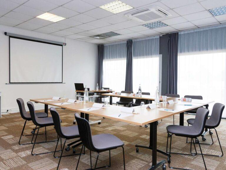 ibis-laval-le-relais-d-armor-1lieu1salle-restaurant-hotel-salle-de-reunion.jpg