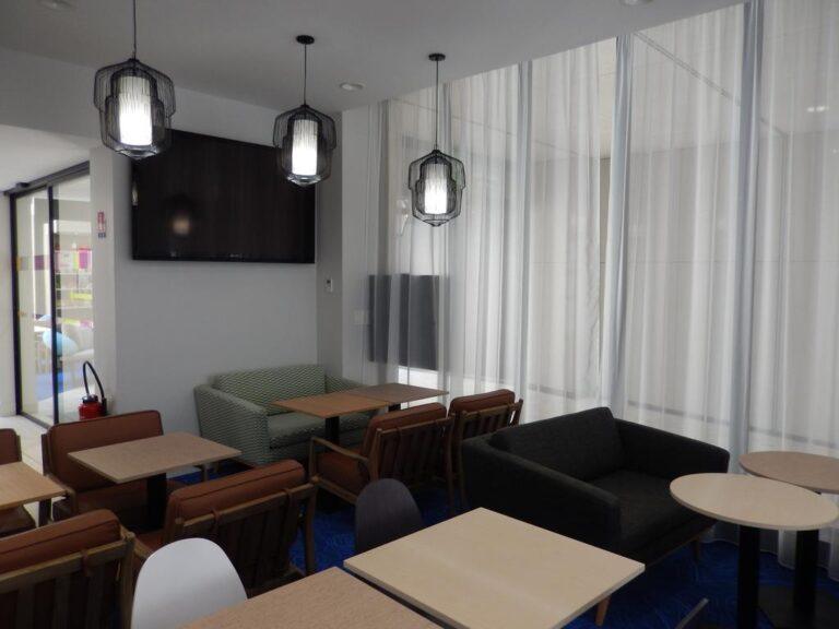 ibis-styles-la-rochelle-centre-1lieu1salle-hotel-restaurant-salon-detente.jpg