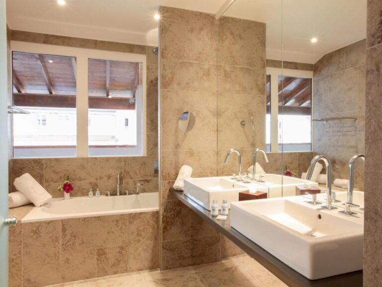 la-cour-des-consuls-hotel-et-spa-1lieu1salle-salle-de-bain.jpg