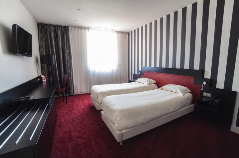 la-maison-rouge-1lieu1salle-hotel-restaurant-chambres.jpg