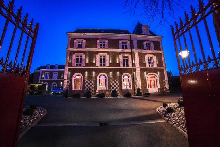 la-maison-rouge-1lieu1salle-hotel-restaurant-exterieur-nuit.jpg