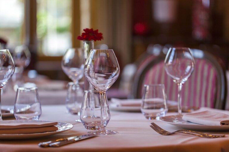 la-maison-rouge-1lieu1salle-hotel-restaurant-table.jpg