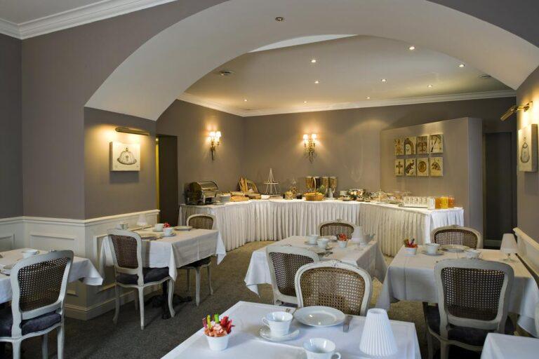 la-villa-d-est-1lieu1salle-restaurant.jpg