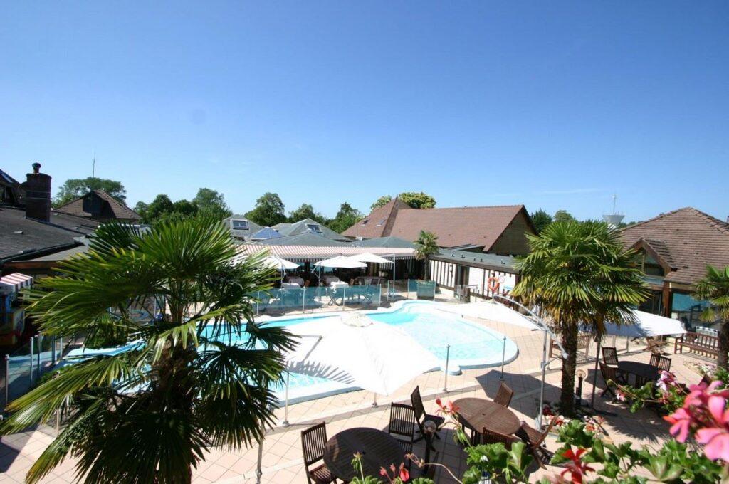 le-clos-deauville-saint-gatien-1lieu1salle-reunion-piscine.jpg