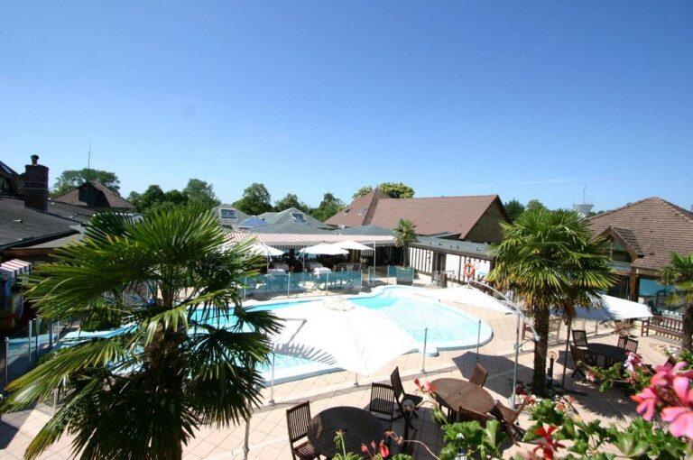 le-clos-deauville-saint-gatien-1lieu1salle-reunion-piscine.jpg