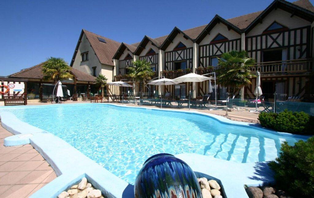 le-clos-deauville-saint-gatien-1lieu1salle-seminaire-piscine.jpg