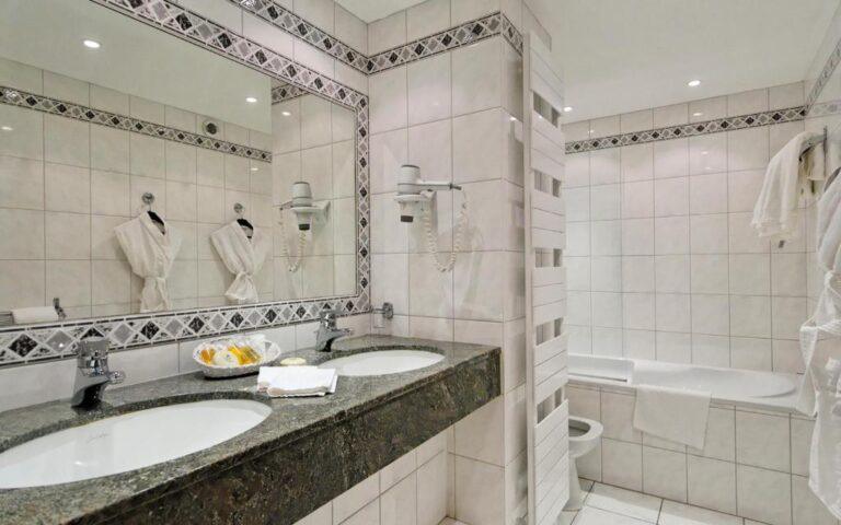 le-grand-hotel-et-spa-1lieu1salle-sdb.jpg