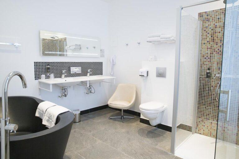 le-grand-hotel-tours-1lieu1salle-hotel-restaurant-conference-salle-de-bain.jpg