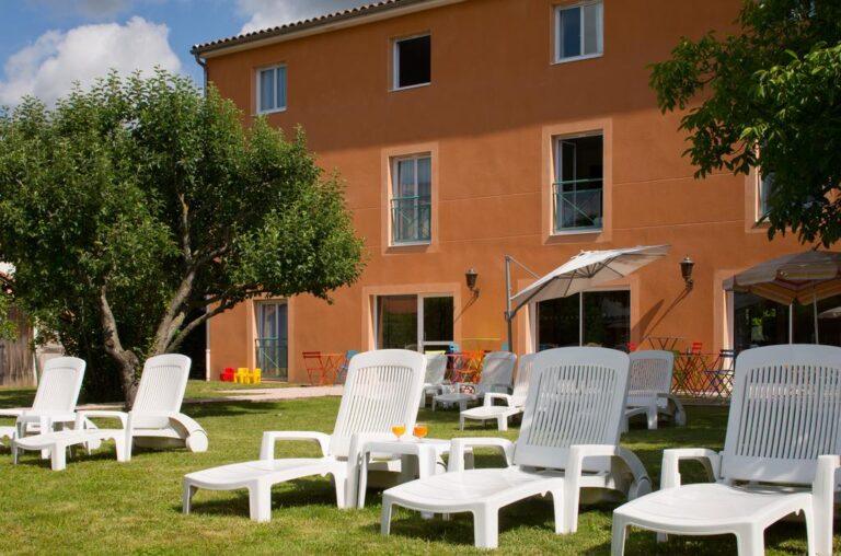 le-pariou-1lieu1salle-hotel-restaurant-exterieur.jpg