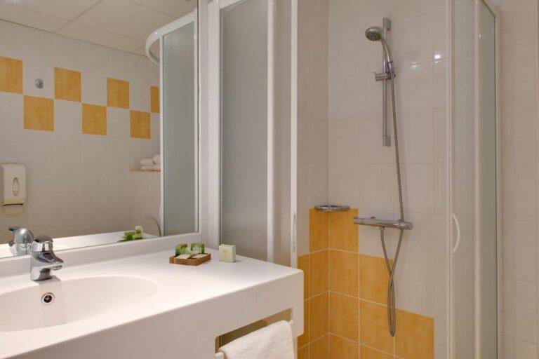 le-pariou-1lieu1salle-hotel-restaurant-salle-de-bain.jpg